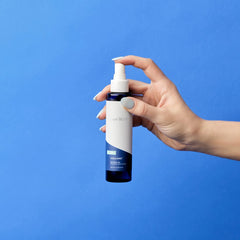 Capri Blue Blue Jean, bote de aceite hidratante para piel suave y sin grasa.