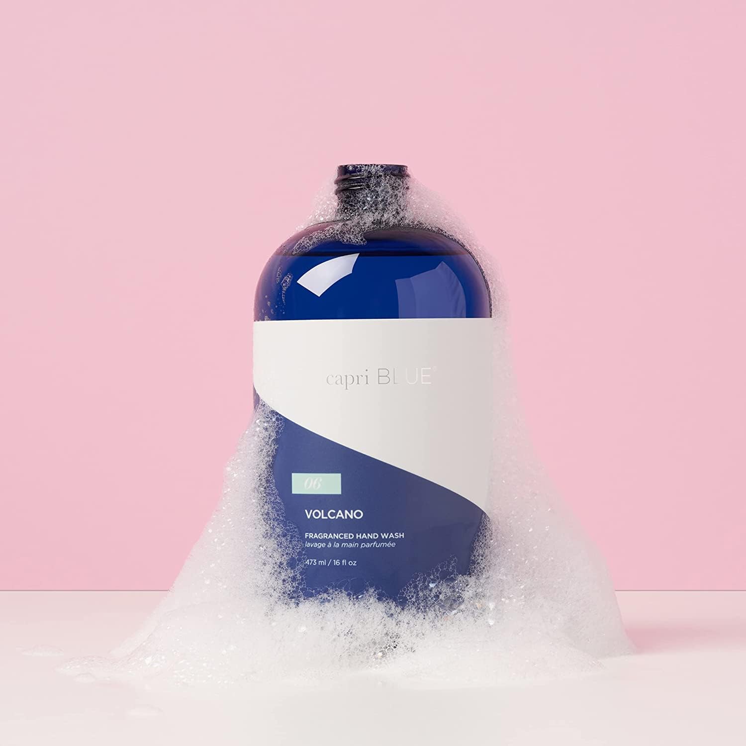 Capri Blue Volcano: dispensador azul para lavado de manos con aroma tropical.