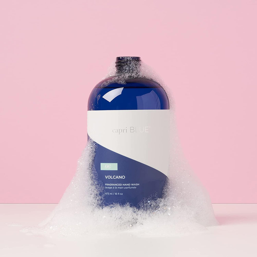Capri Blue Volcano: dispensador azul para lavado de manos con aroma tropical.