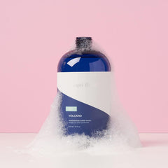 Capri Blue Volcano: dispensador azul para lavado de manos con aroma tropical.