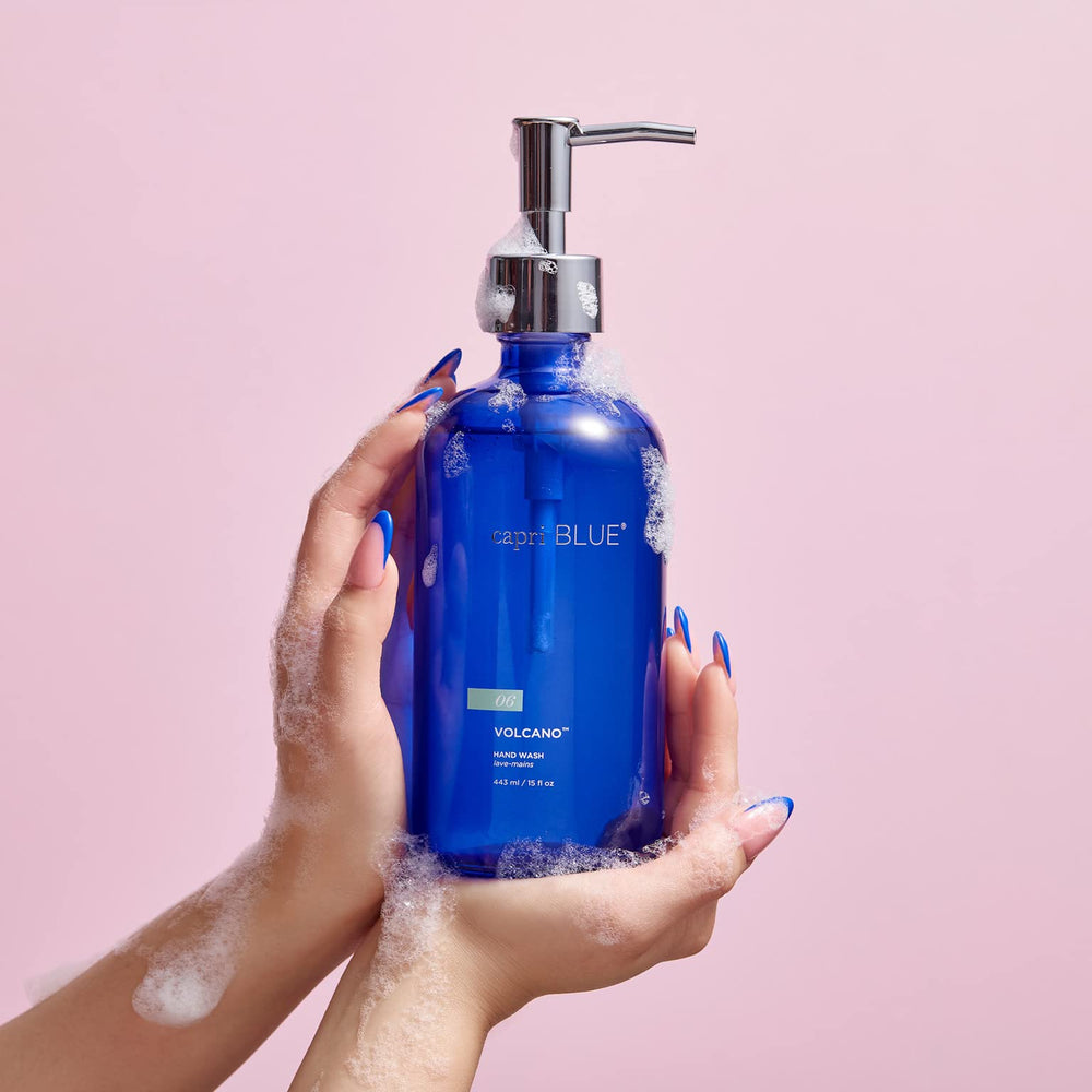 Capri Blue Volcano Jabon de Mano con dispensador de vidrio azul para uso cómodo