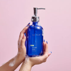 Capri Blue Volcano Jabon de Mano con dispensador de vidrio azul para uso cómodo