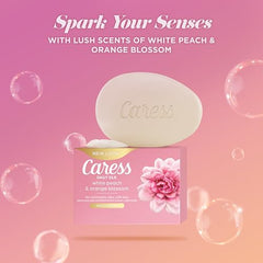 Escena de ducha con Caress Daily Silk para experiencia lujosa.