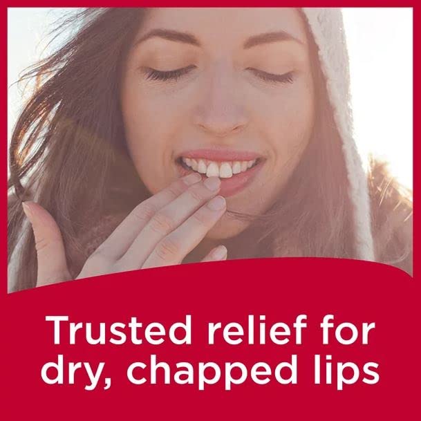 Aplicación deslizante con Carmex ayuda a suavizar labios.