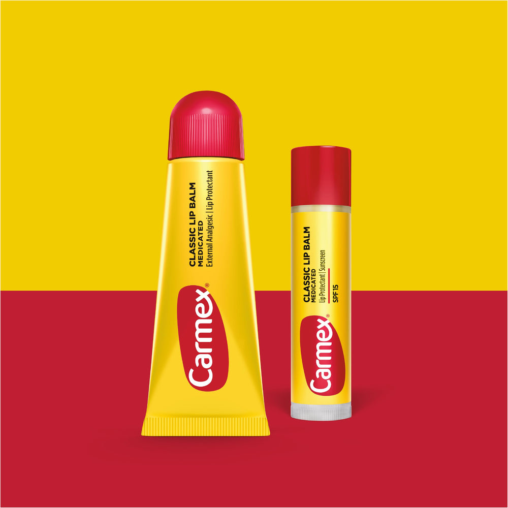 Bálsamo labial Carmex clásico en tubo, aplicación suave y rápida.