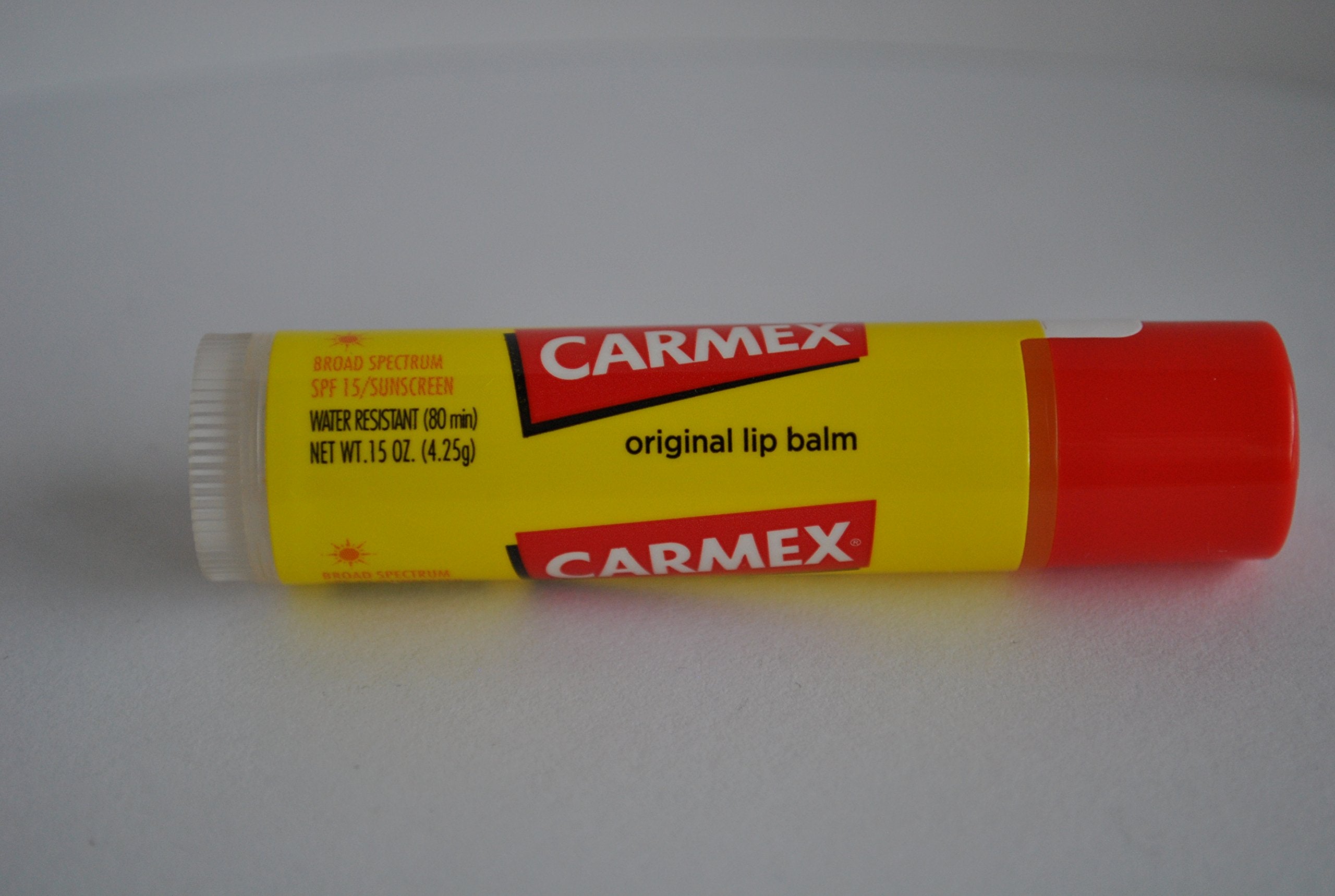 Carmex Original, paquete de 5, ofrece un empaque compacto para uso diario de labios.