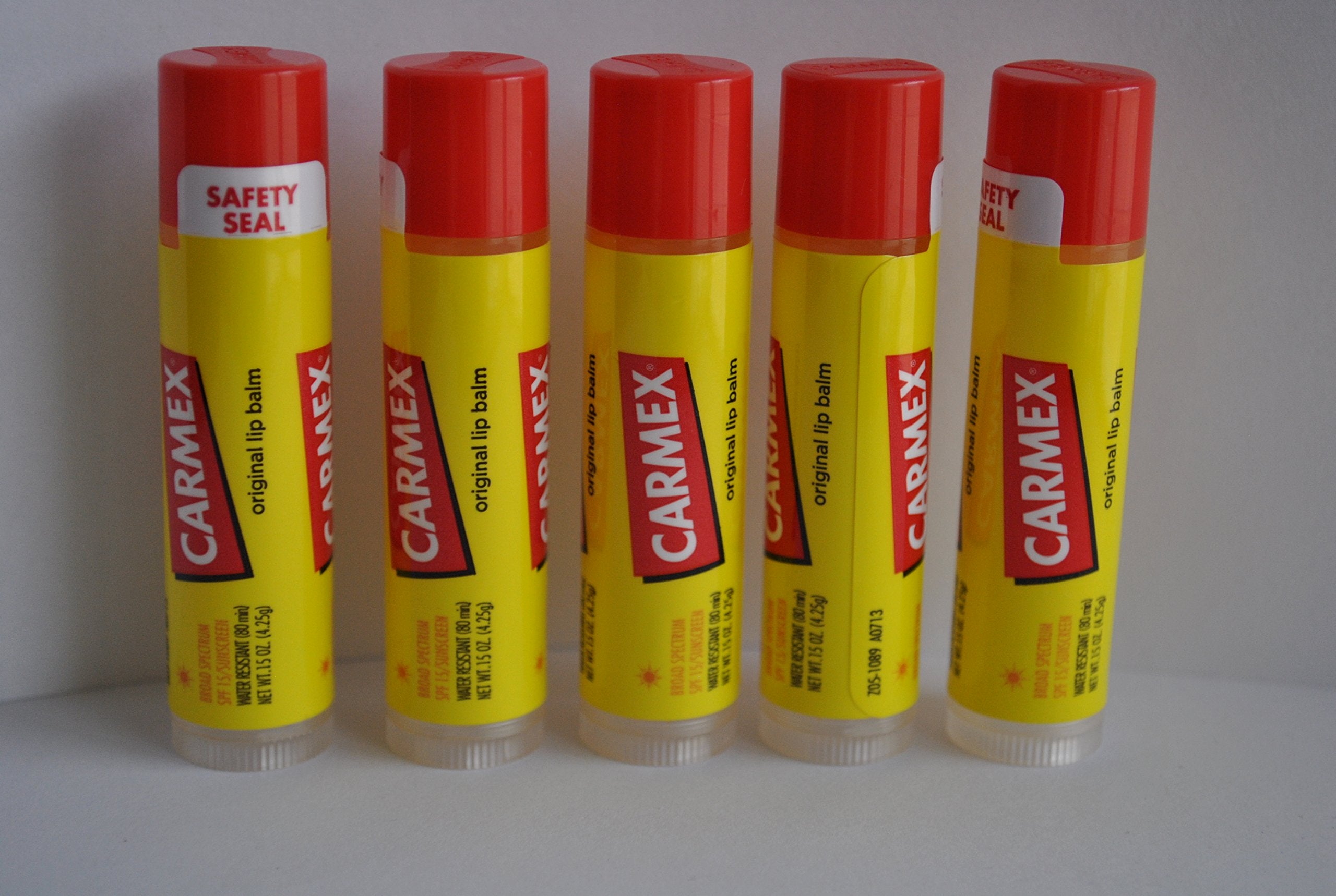 Carmex Original bálsamo labial en stick, proporciona hidratación diaria para los labios.