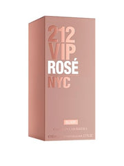 Notas base de ámbar y madera en 212 VIP Rosé para un acabado cálido.