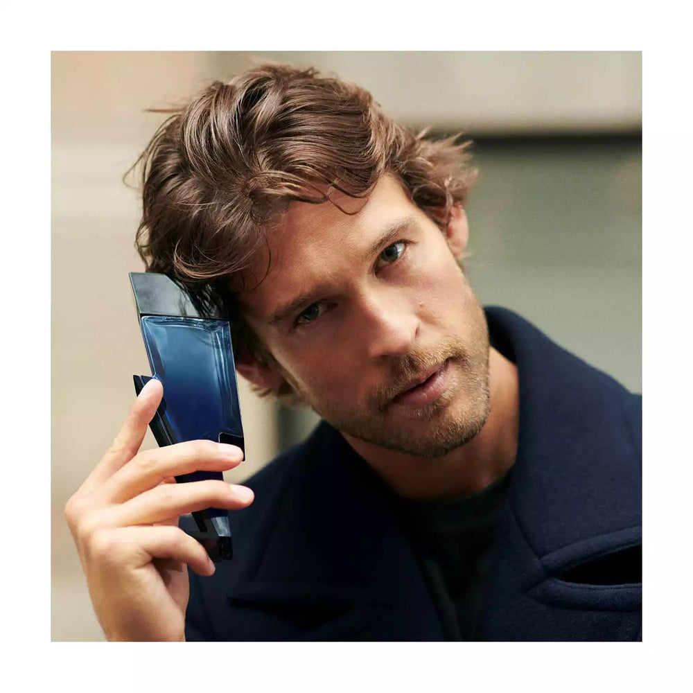 Carolina Herrera Bad Boy Cobalt, escena de uso nocturna para un toque magnético.