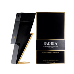 Detalle externo dorado realza la elegancia de Bad Boy para ocasiones especiales.