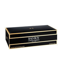 Carolina Herrera Bad Boy EDT, envase detallado, composición versátil para noches y oficina.