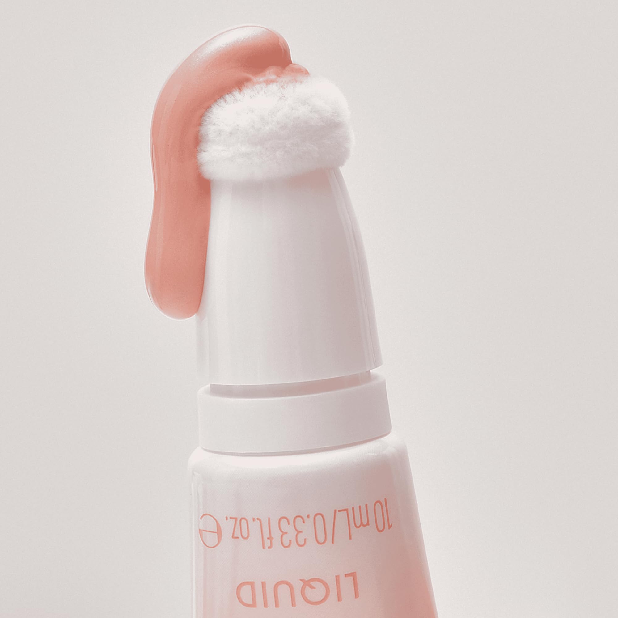 Aplicador esponja integrado para retoques precisos con iluminador Catrice