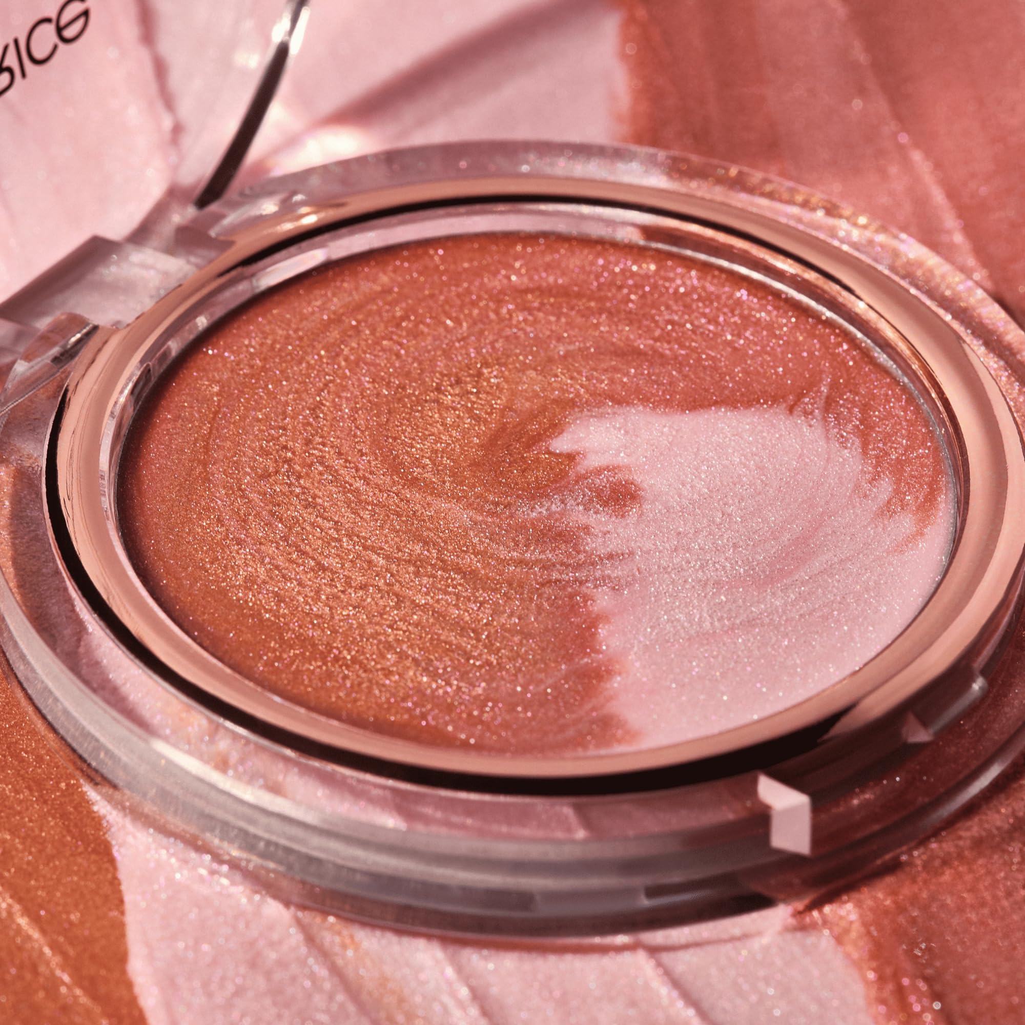 Catrice Aura Glam Highlighter Balm tono bronce cálido añade dimensión