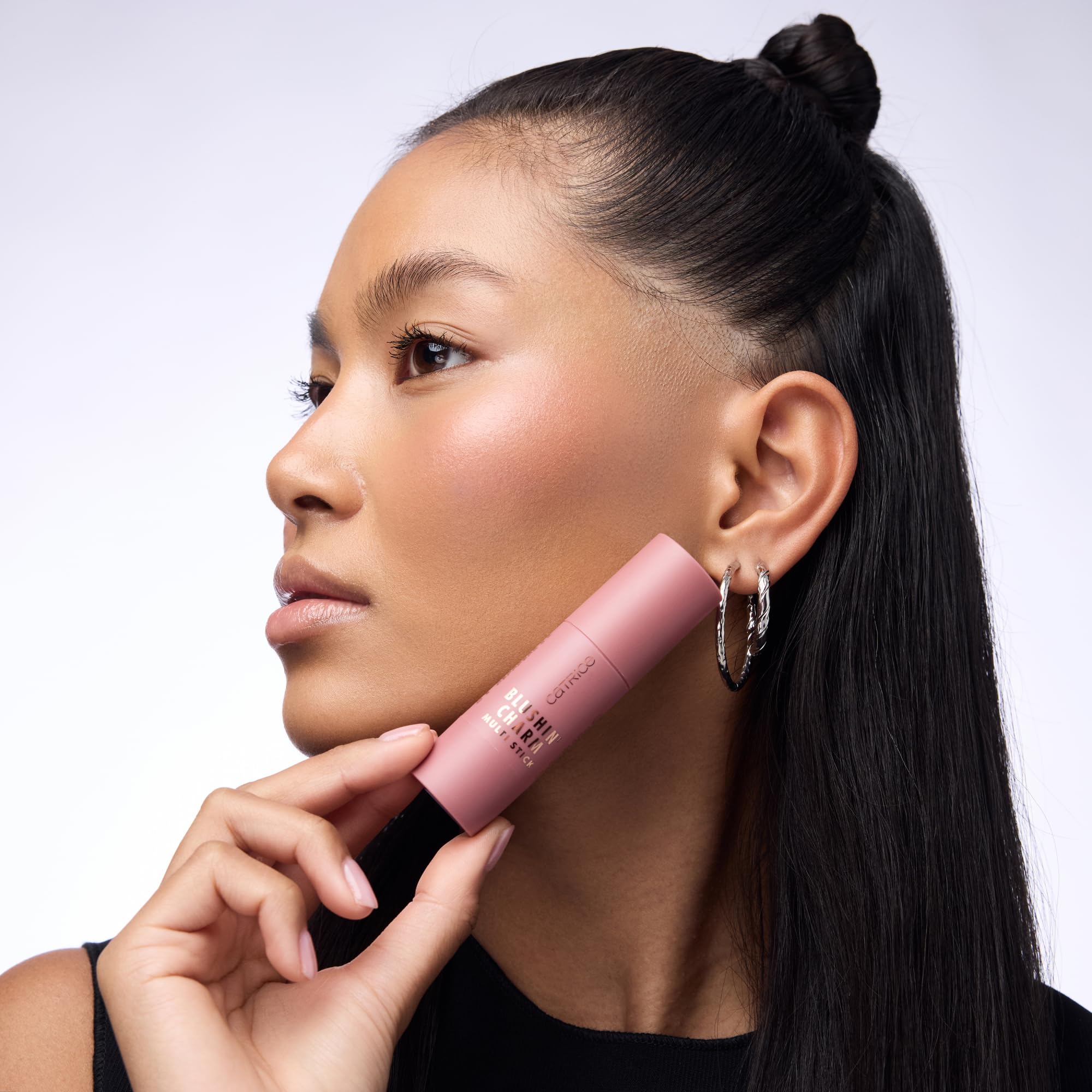Catrice Blushin' Charm Multistick con vitamina E nutre y da color.