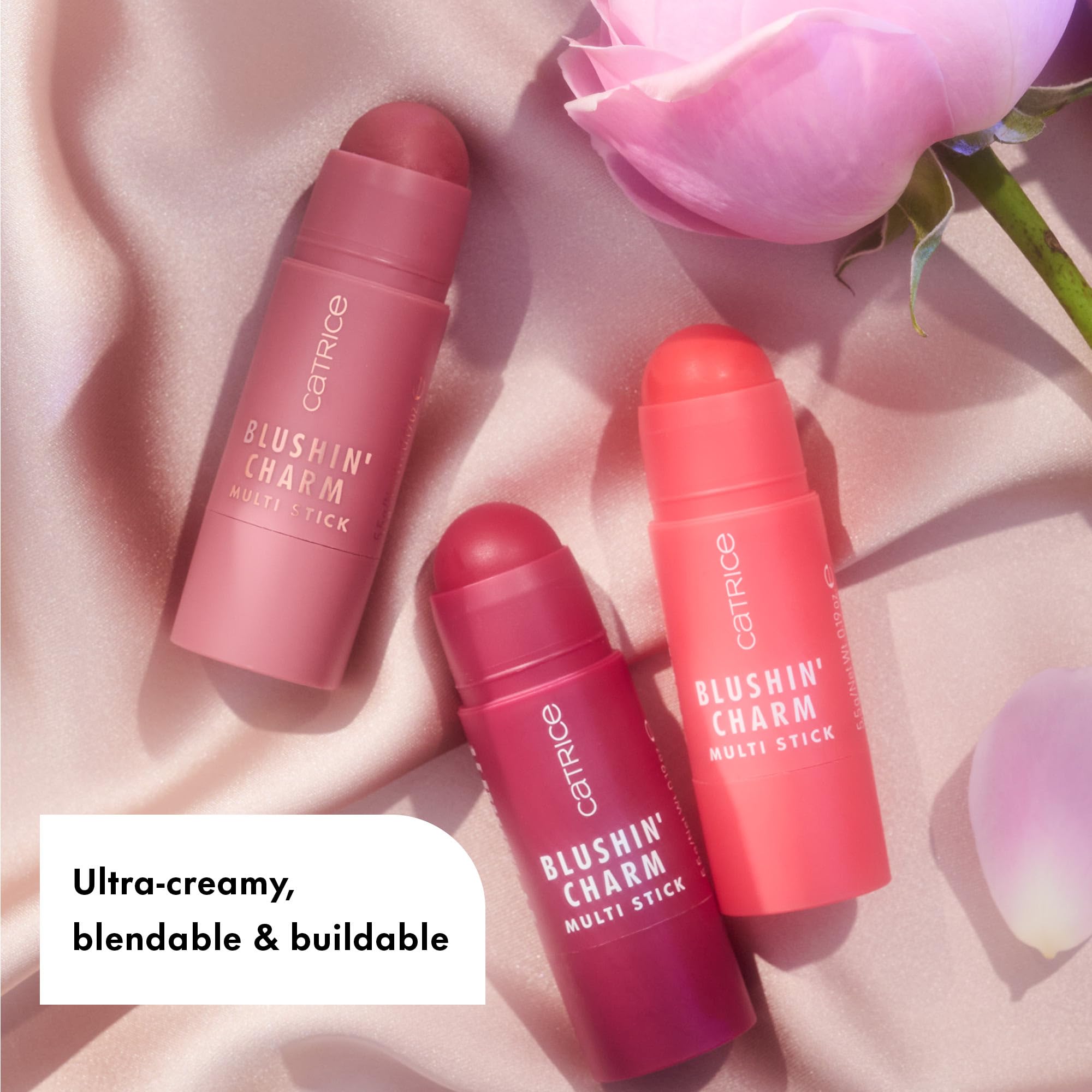 Blushin' Charm Multistick de Catrice ofrece pigmento suave para mejillas y labios.