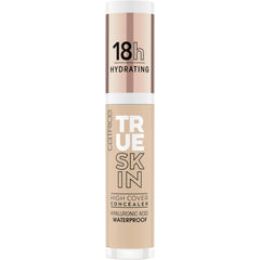 Catrice Corrector de alta cobertura 020 Beige cálido, textura mate ligera para acabado suave.