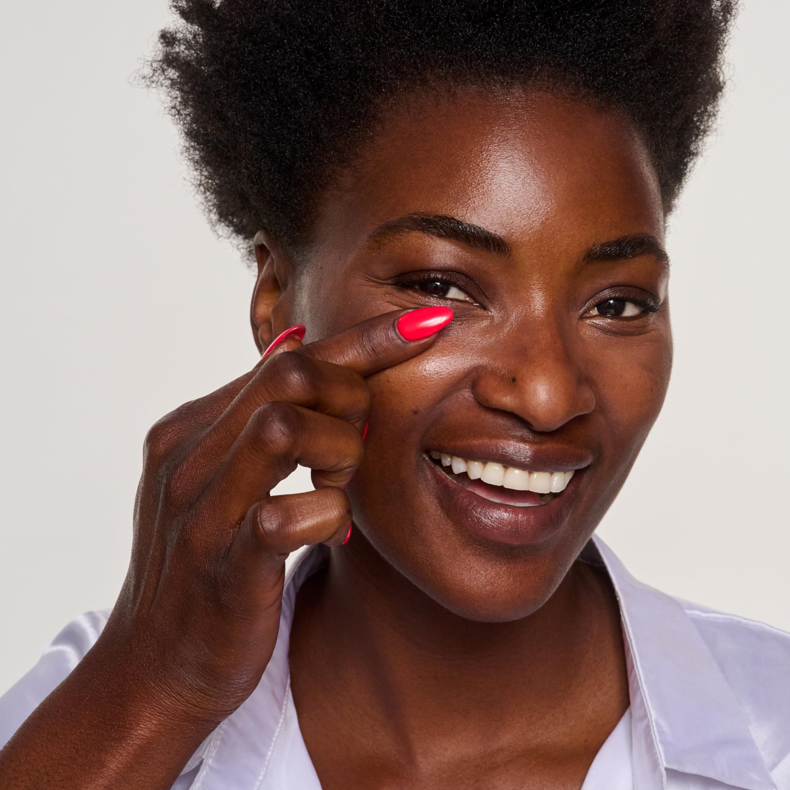Aplicación con esponja del corrector iluminador de ojeras Catrice para cobertura suave
