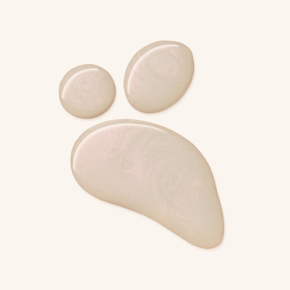 Catrice Skin Glaze Primer con efecto perlado para resplandor sutil.