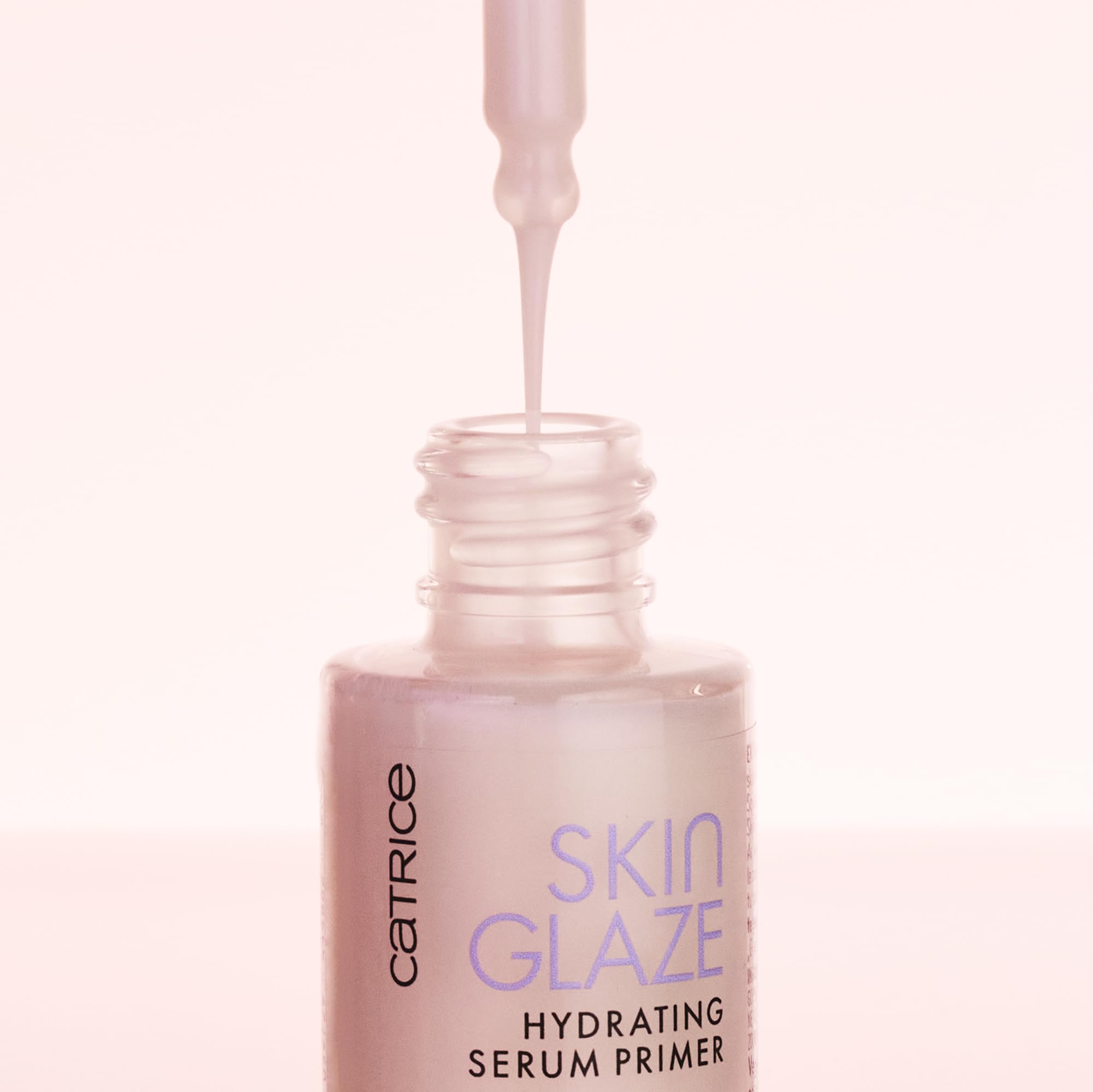 Acabado perlado de Catrice Skin Glaze Primer ilumina de forma natural.