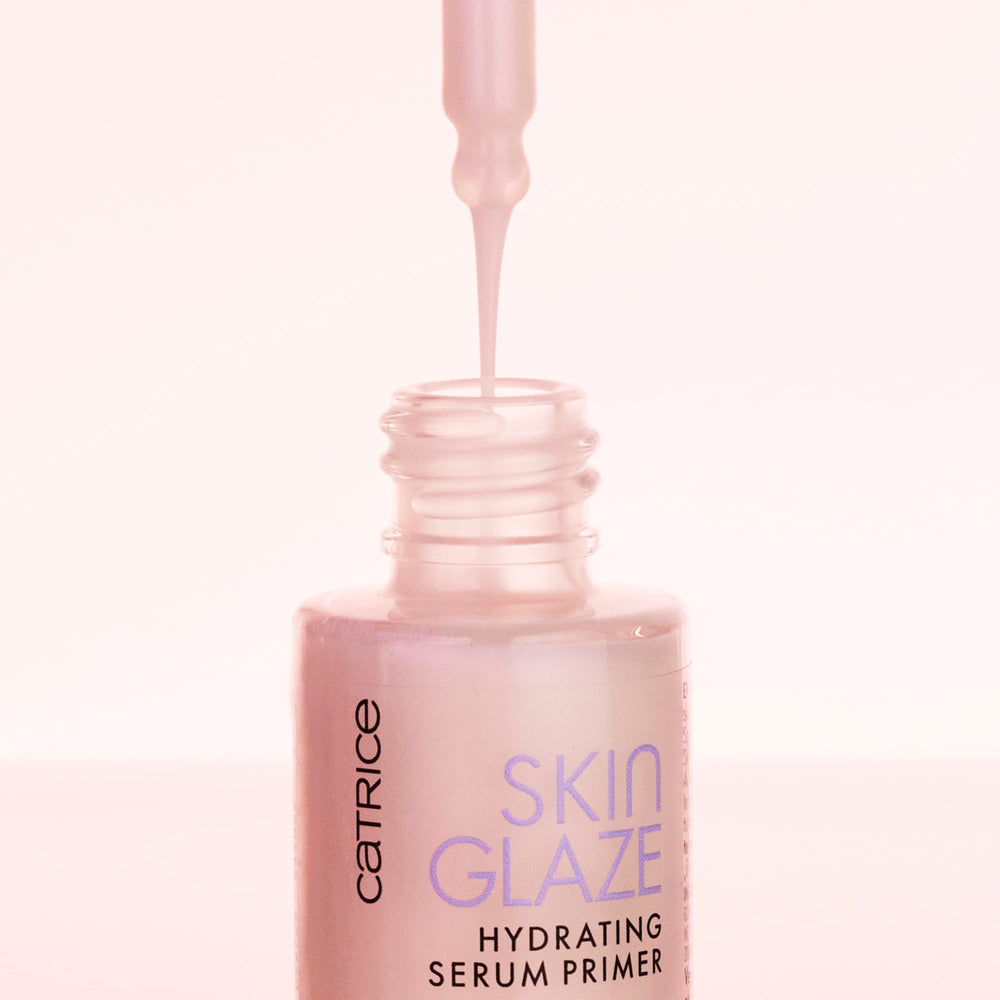 Acabado perlado de Catrice Skin Glaze Primer ilumina de forma natural.