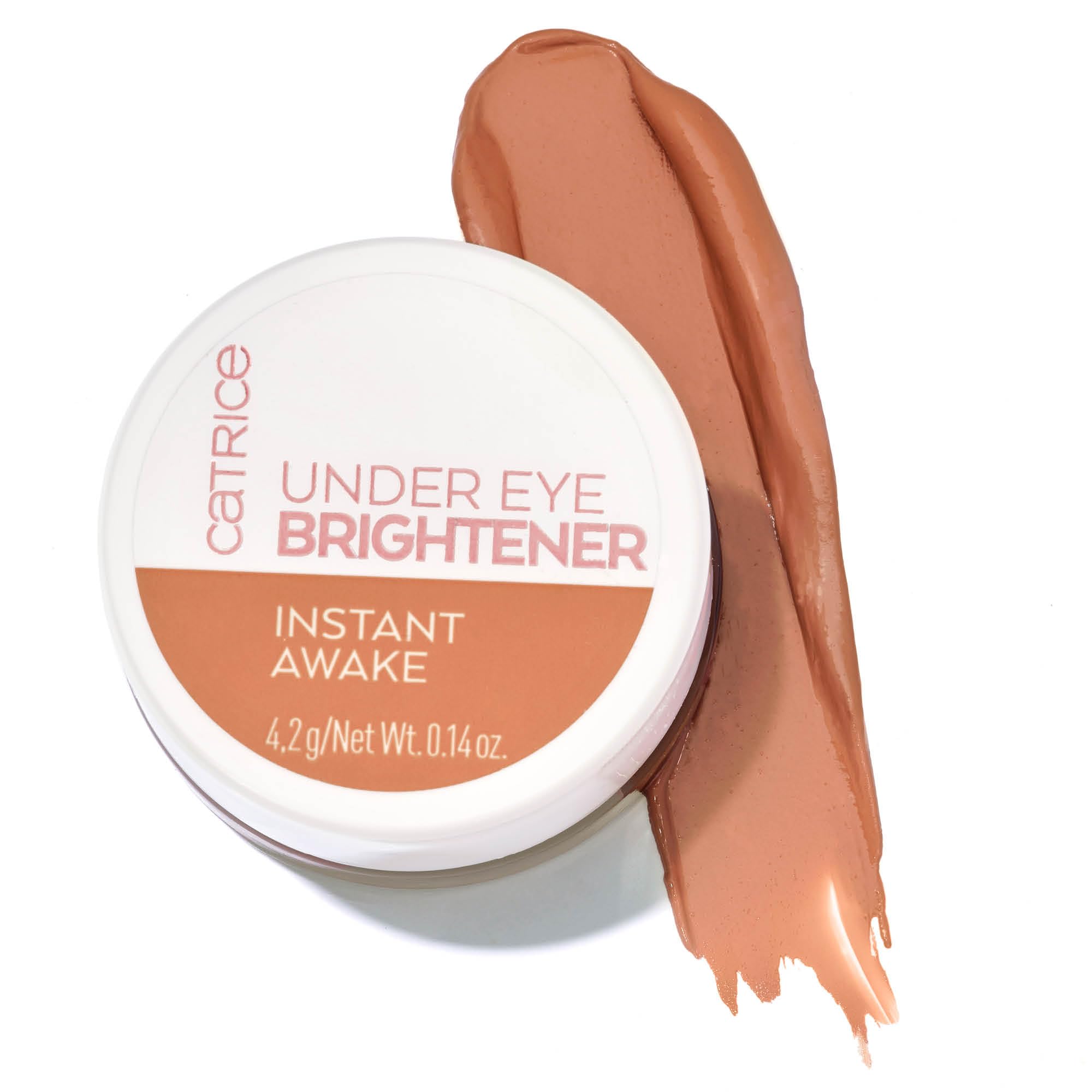 Catrice Under Eye Brightener aplicado con dedos para un aspecto más despierto.