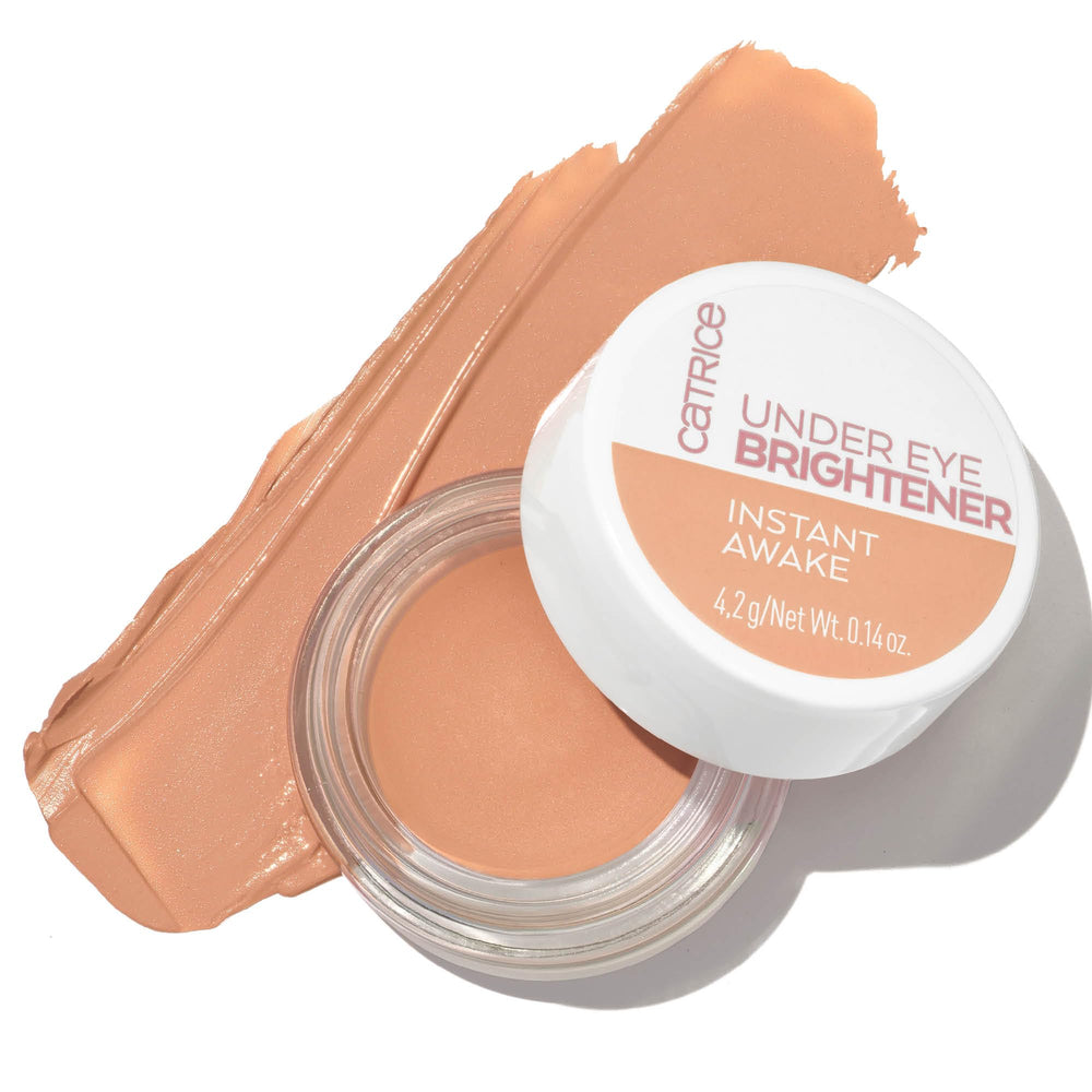Aplicación con dedos de Catrice, efecto ligero y color corrector en la zona.