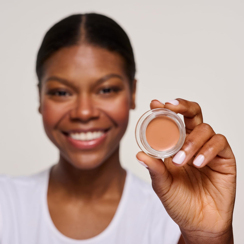 Envase práctico de Catrice Under Eye Brightener para retoques rápidos.