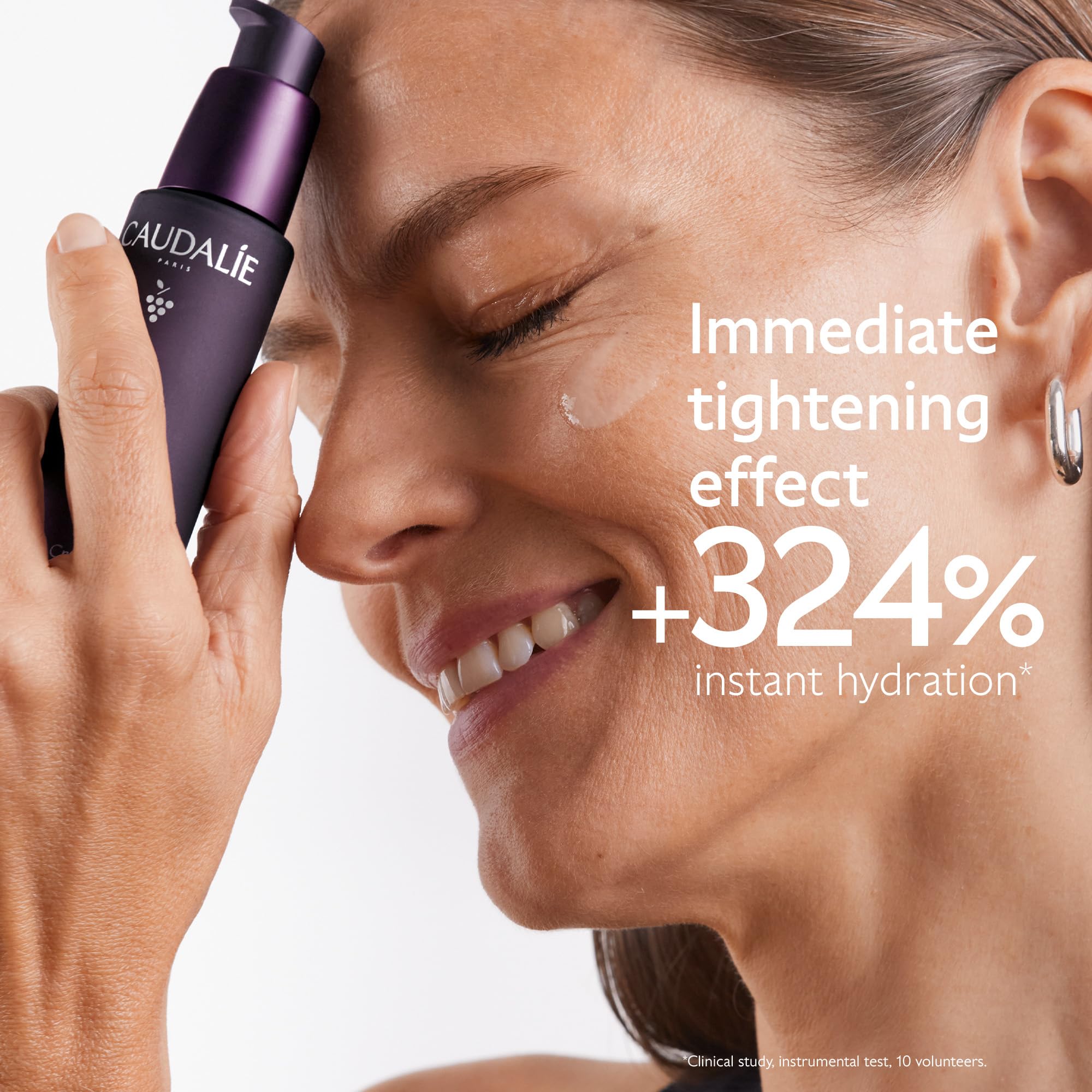 Caudalie Premier Cru Suero aplicado en rostro, piel suave y lista para seguir con la rutina.