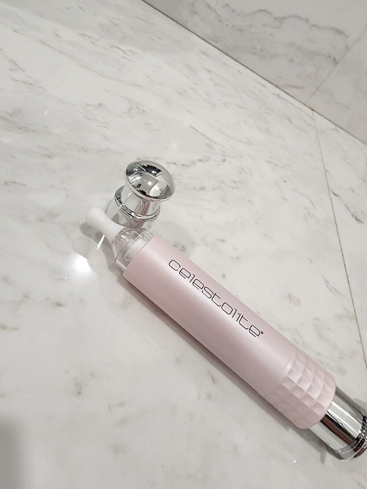 Celestolite Estrella Serum aplicación precisa en ojos y boca para resultados elegantes.