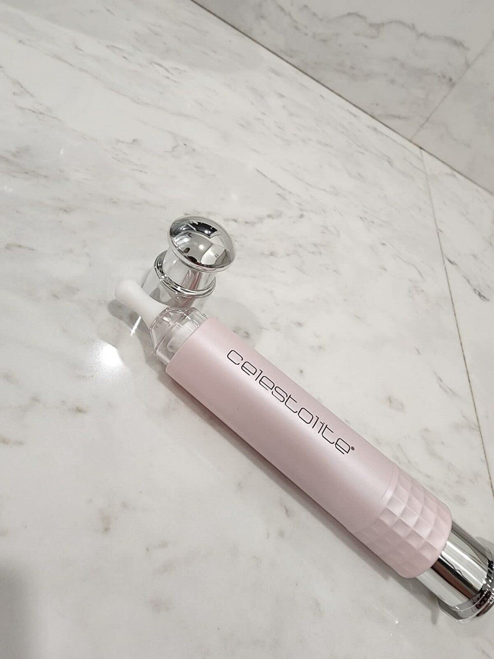 Celestolite Estrella Serum aplicación precisa en ojos y boca para resultados elegantes.