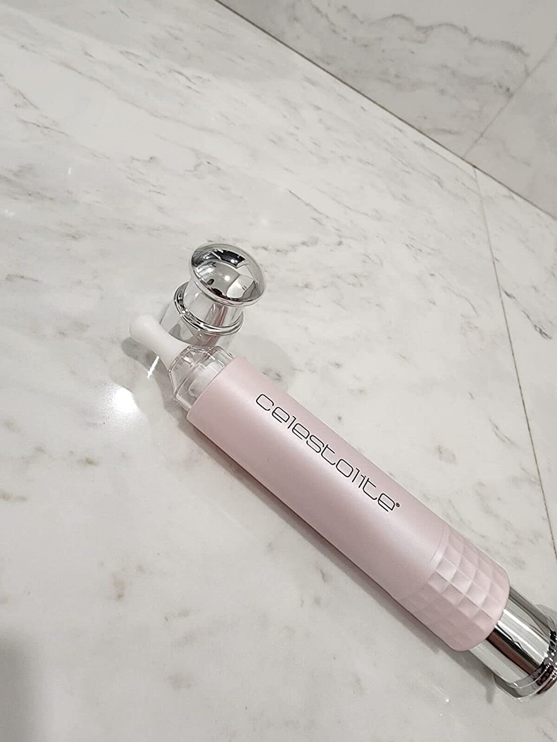 Celestolite Estrella Serum envase compacto para llevar y aplicar en cualquier momento.