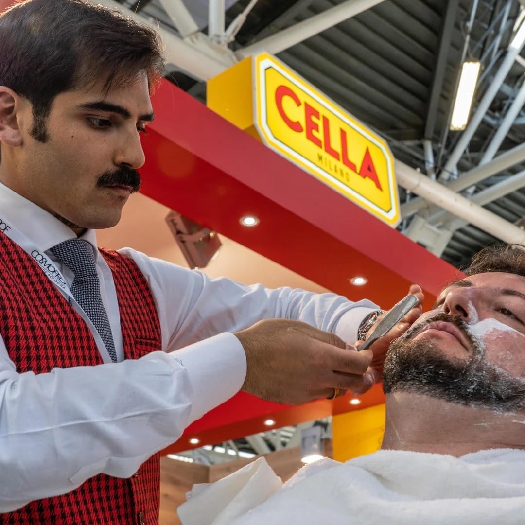 Barbero europeo prepara afeitado con Cella Milano