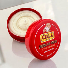 Espuma densa de Cella Milano facilita deslizamiento de la maquinilla