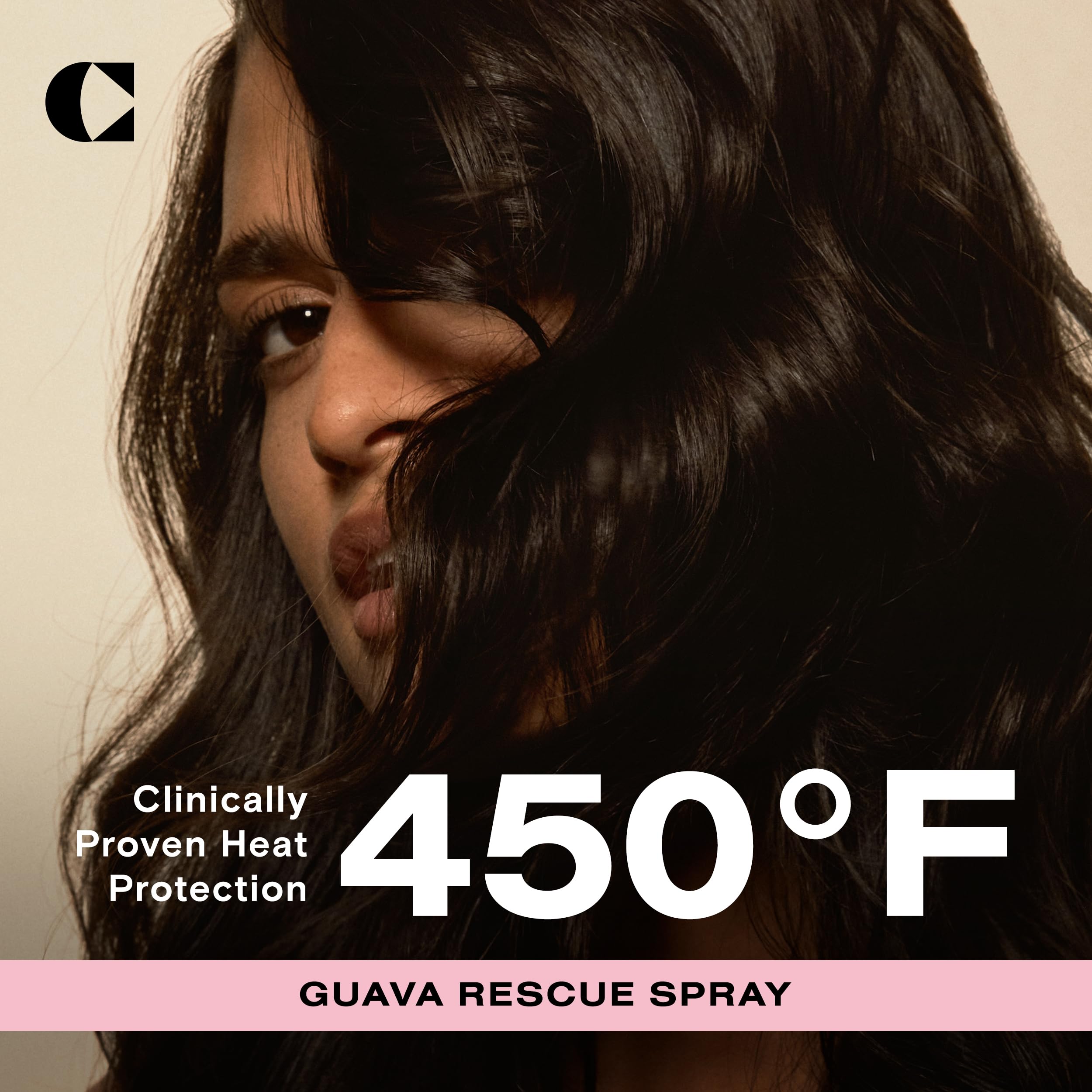 Aplicación de Ceremonia Guava Rescue Spray para desenredar sin frizz.