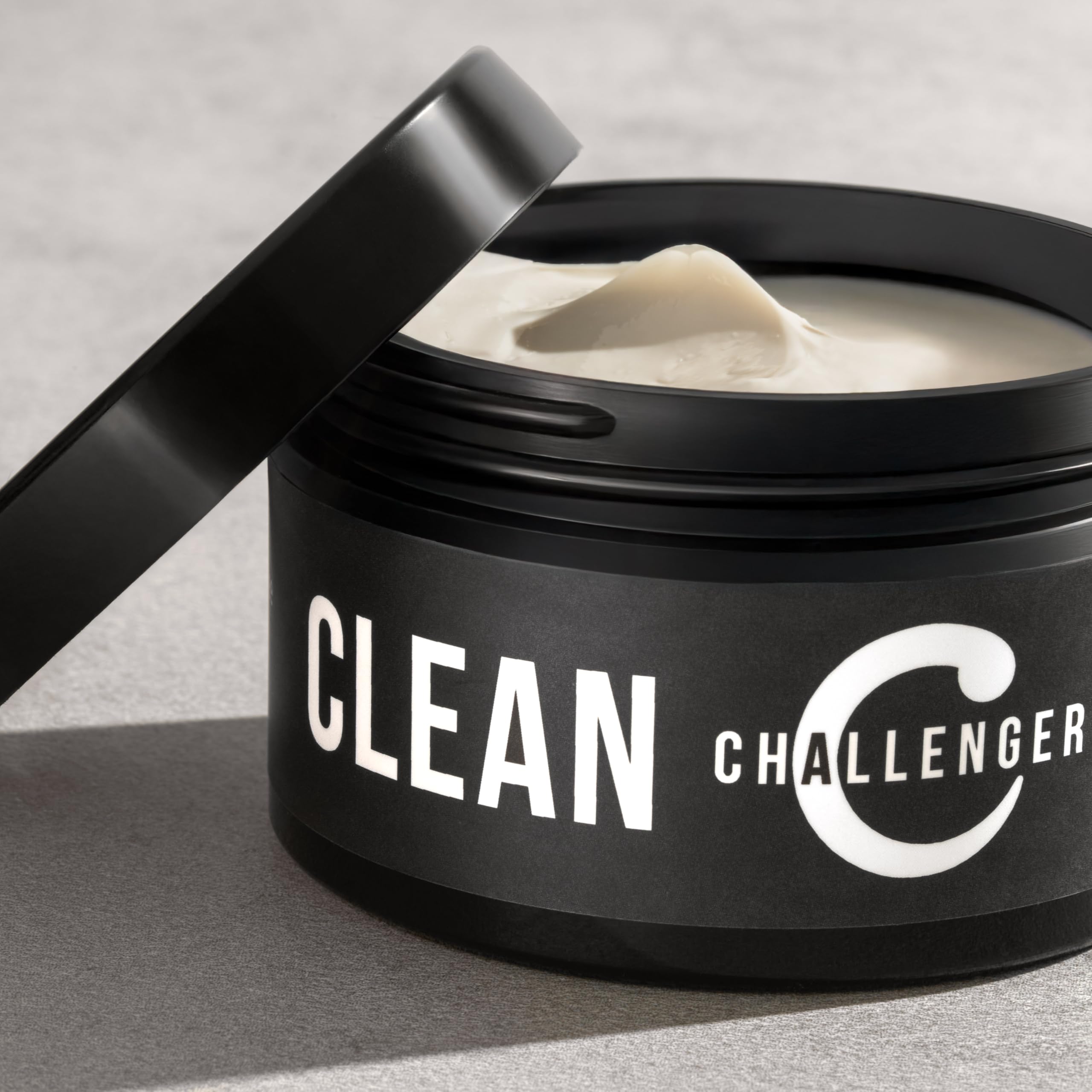 Challenger crema pomade sin fragancia, lavado fácil y suave al enjuagar.