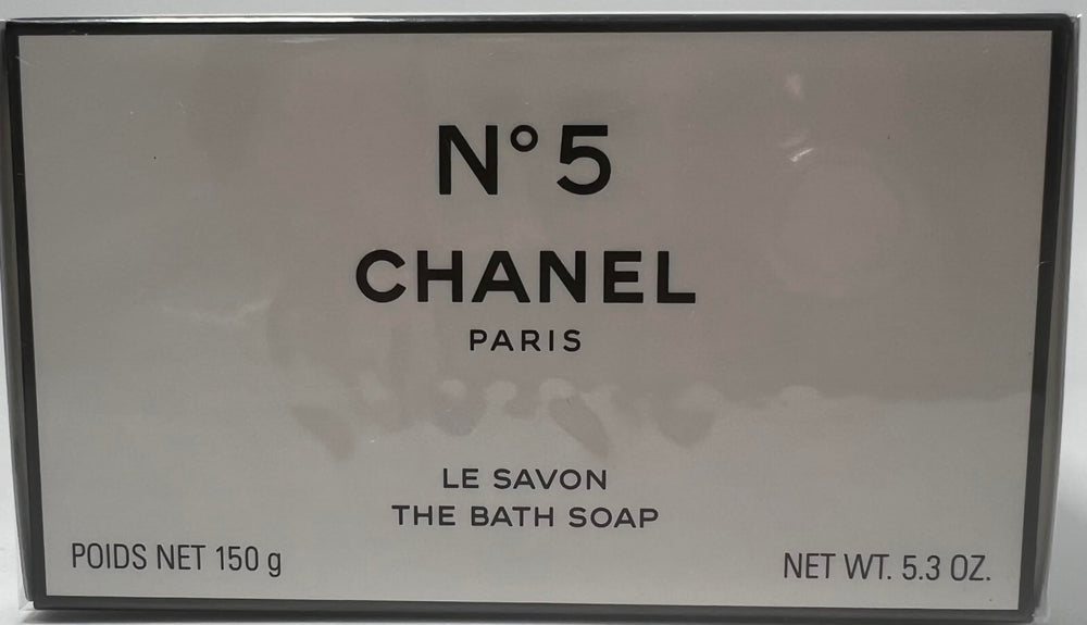 Savon-barre Chanel No 5, texture riche pour une mousse généreuse.
