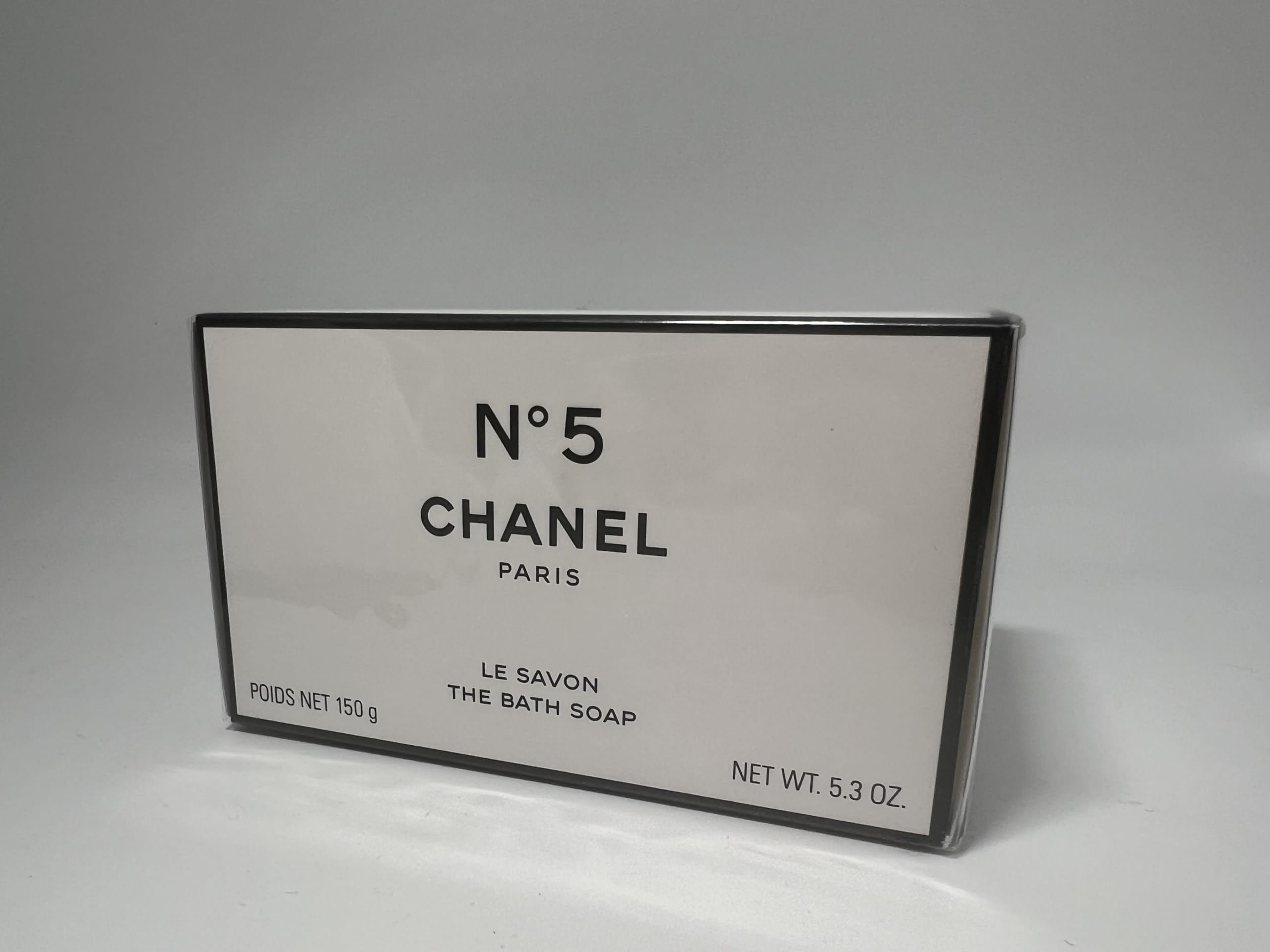 Logo discret et packaging épuré accentuant l'élégance du moment.