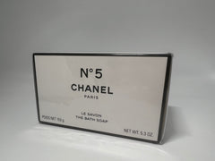 Logo discret et packaging épuré accentuant l'élégance du moment.
