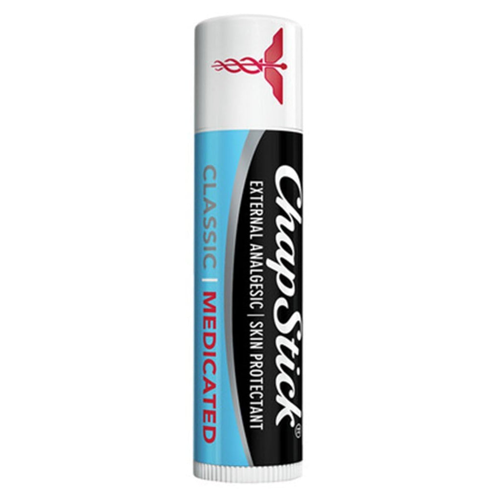 ChapStick Clásico Medicado en mano, alivio rápido para labios agrietados en cualquier momento.