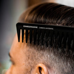 Charlemagne, peine ancho, texturiza el cabello para un look moderno.