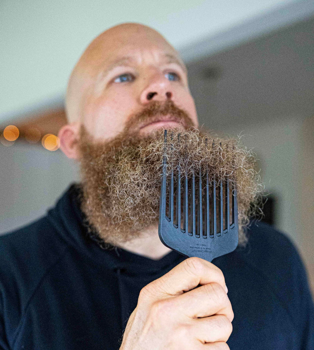 Chicago Comb Model 12: superficie lisa de fibra de carbono, resistente y ligera para uso diario.