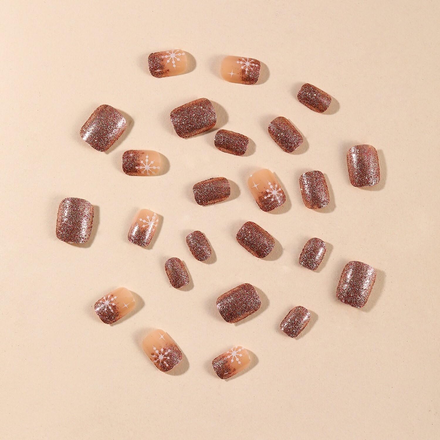 Uñas con bayas de hiedra para un toque festivo