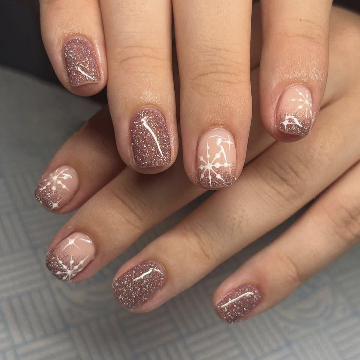 Uñas postizas navideñas con copos de nieve para un aspecto festivo