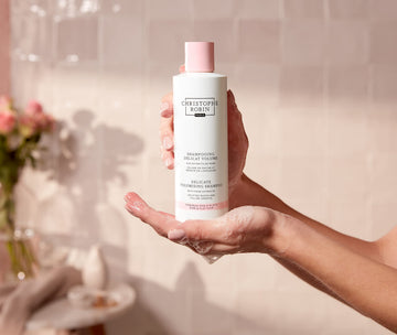Christophe Robin Champú Delicado con aroma a rosa, experiencia de lavado sensorial.