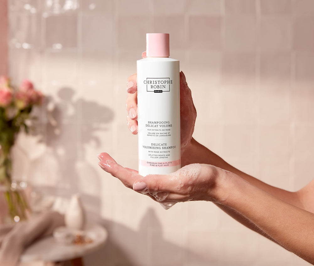 Christophe Robin Champú Delicado con aroma a rosa, experiencia de lavado sensorial.