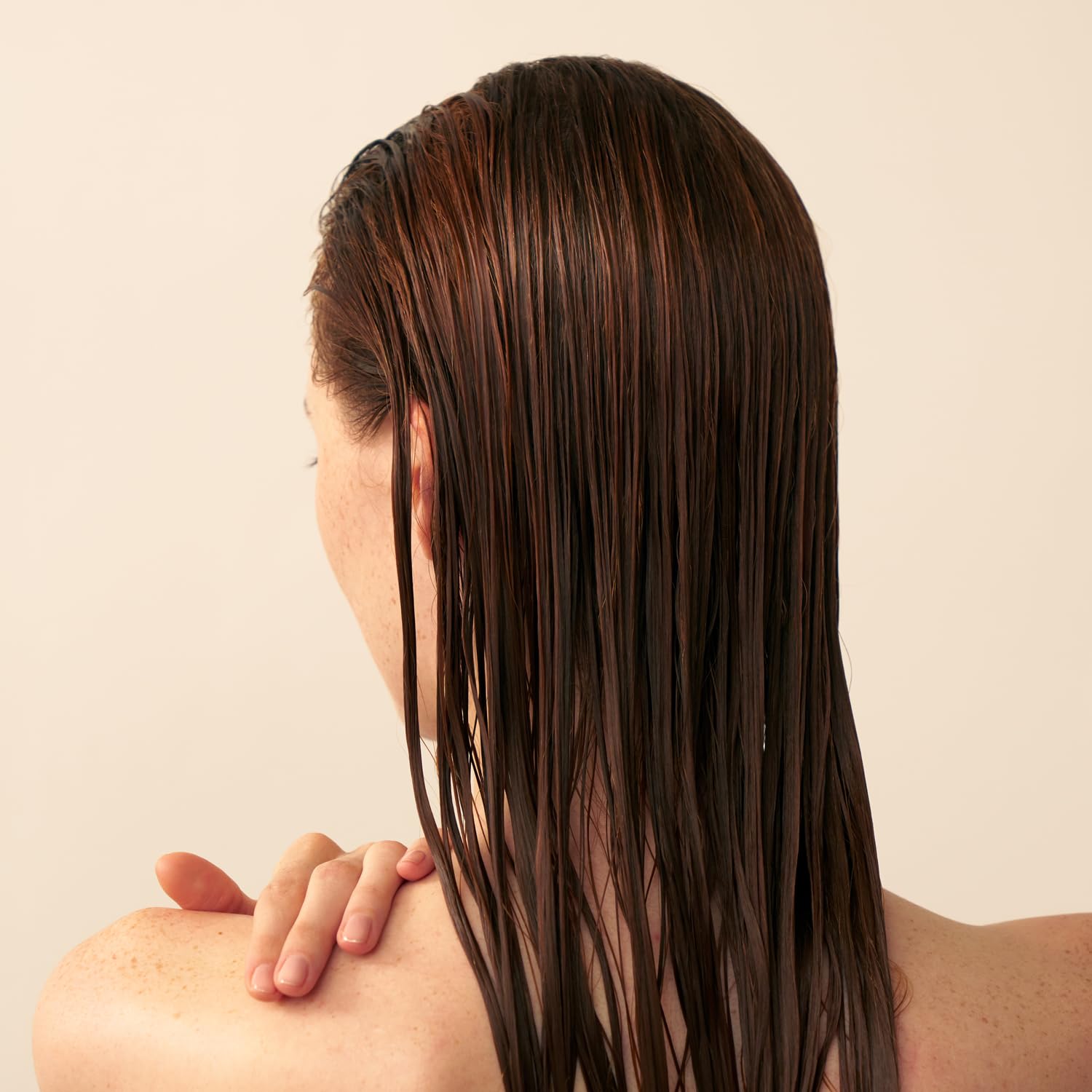 Cheveux fins retrouvent du volume naturel après utilisation du soin
