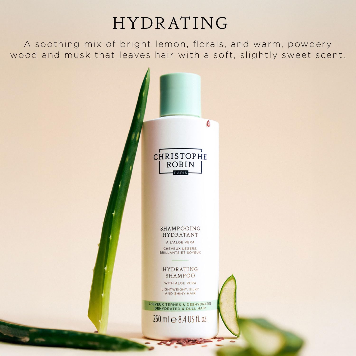 Application du shampoing Aloe Vera sur cheveux secs apporte douceur.