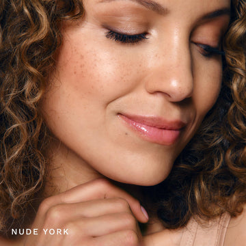 City Lips Nude York enriquecido con aceites nutritivos para labios suaves.