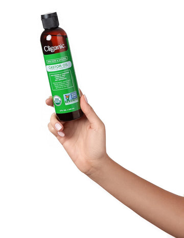 Pestañas y cejas definidas con aceite de ricino Cliganic.