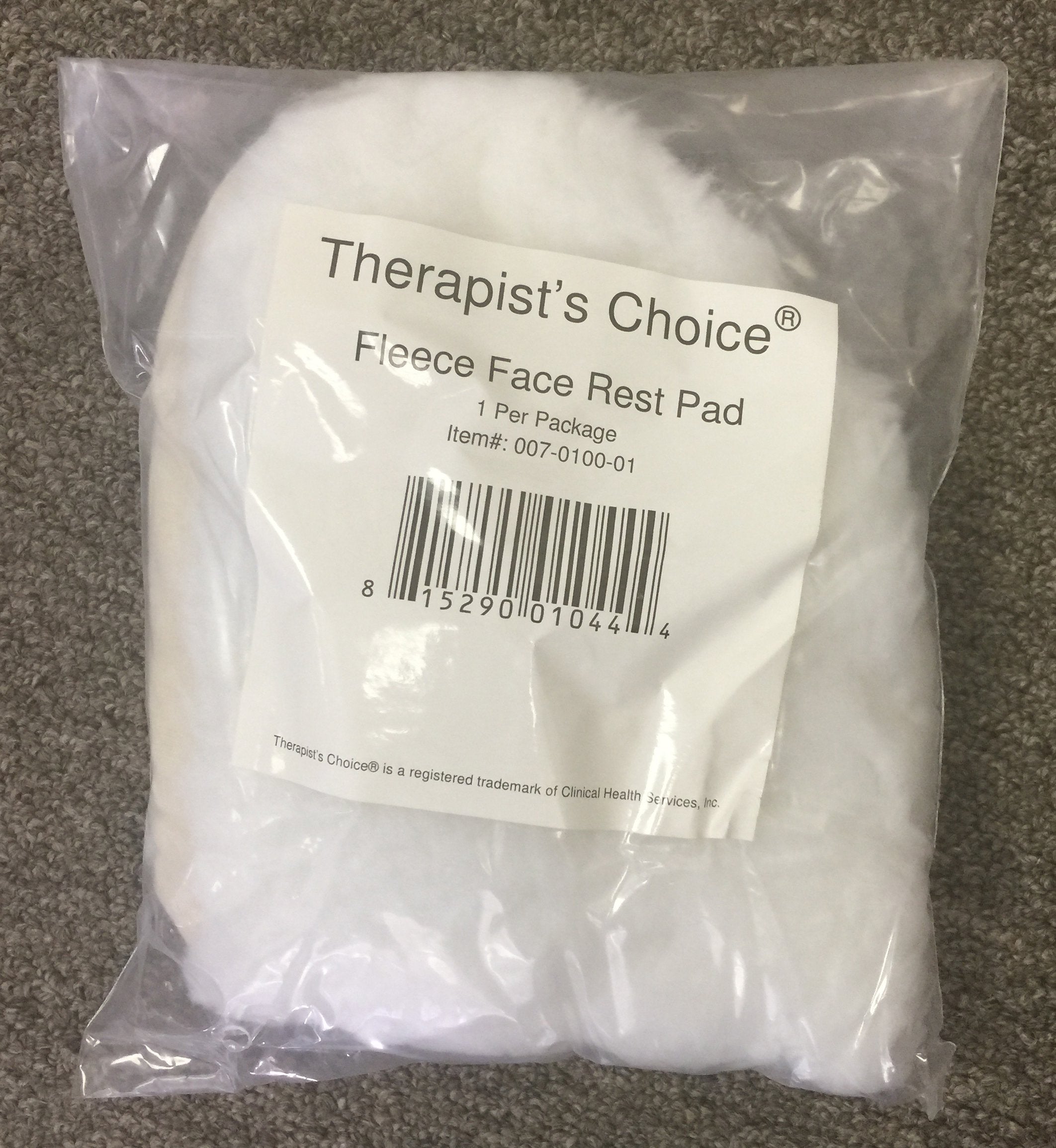Cubierta de felpa suave para rostro en mesa de masajes, lujo y confort (Clinical Health Services, Inc.).
